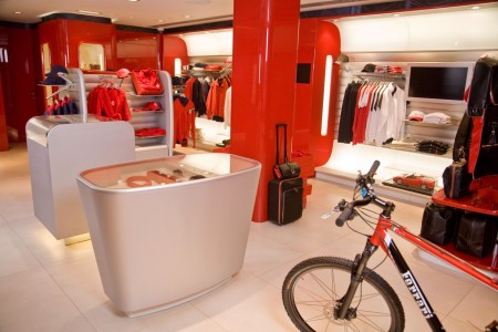 Apertura oficial de la primera tienda Ferrari en Inglaterra