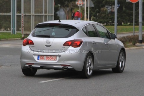 Opel Astra GSI: fotos espía