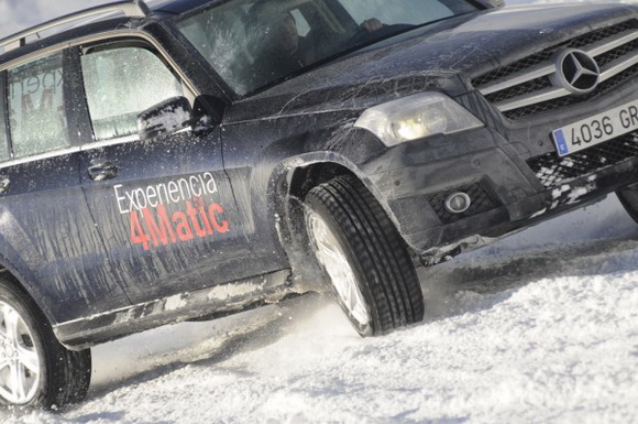 Mercedes ofrece cursos gratuítos de conducción sobre nieve