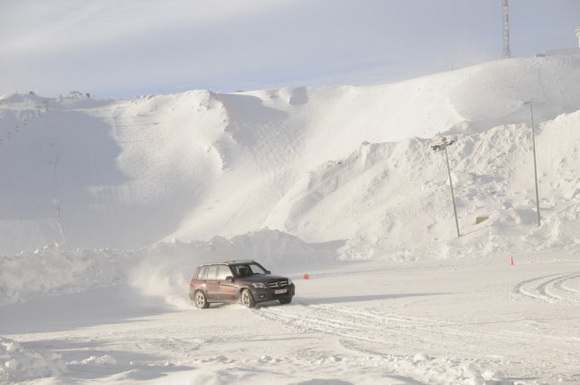Mercedes ofrece cursos gratuítos de conducción sobre nieve