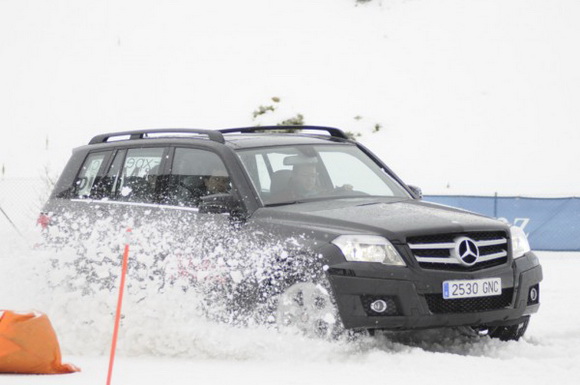 Mercedes ofrece cursos gratuítos de conducción sobre nieve