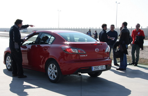 Mazda cede diez vehículos para cursos de conducción
