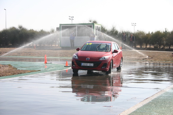 Mazda cede diez vehículos para cursos de conducción