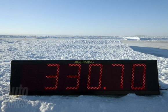 Nuevo récord de velocidad sobre hielo: 330.7 km/h