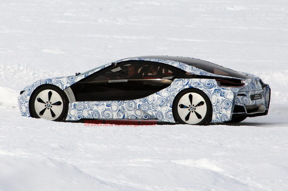 BMW i8 cazado en la nieve