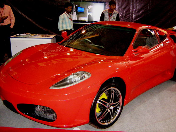Una empresa de India convierte un Toyota Corolla en Ferrari F430
