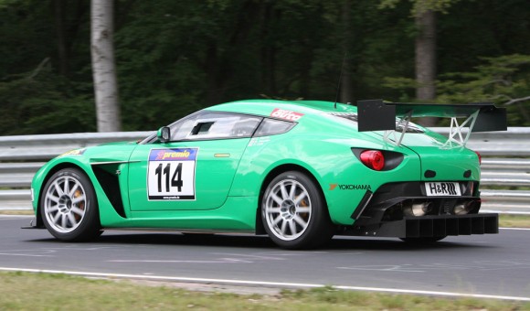 Aston Martin V12 Vantage Zagato hace su peculiar debut en competición