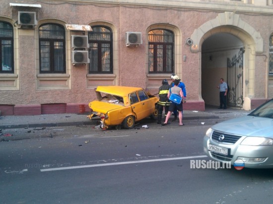 Nissan GT-R se lleva por delante tres coches aparcados en Moscú