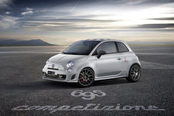 Abarth presenta sus nuevas novedades: 500 Cabrio Italia, 695 Competizione y Punto SuperSport