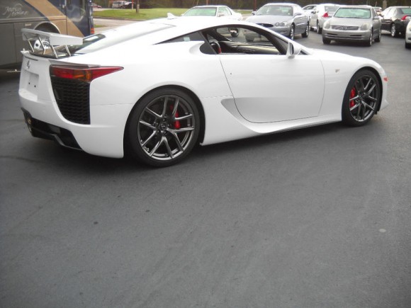 Un Lexus LFA busca nuevo hogar en eBay