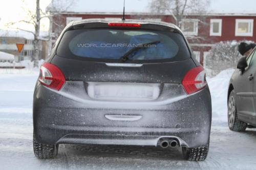 Fotos espía: Peugeot 208 GTI en la nieve