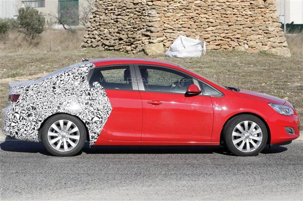 Opel Astra sedán, primeras fotos espía