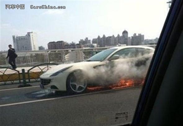 ferrari-FF-fire