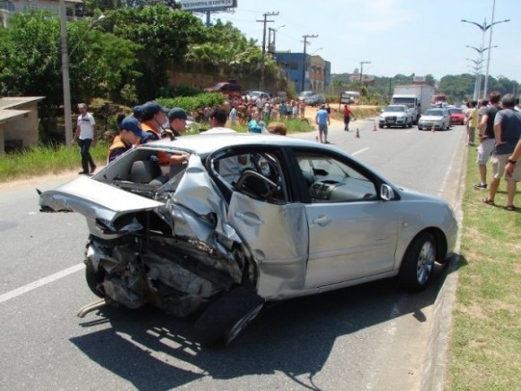 Un Nissan GT-R se come literalmente un Polo en Brasil