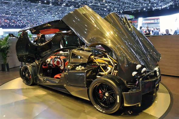 02-pagani-hyayra-carbon-fiber-geneva