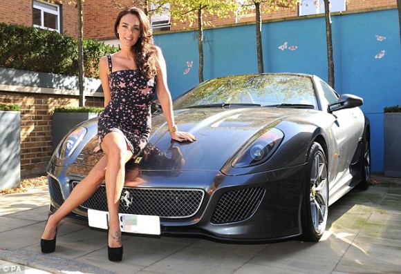 Tamara Ecclestone posa junto a su Ferrari 599 GTO