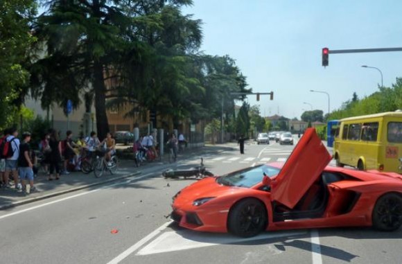 Lamborghini Aventador se estrella contra una moto en Italia