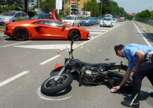 Lamborghini Aventador se estrella contra una moto en Italia