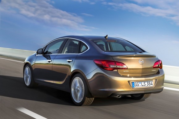 Opel presenta el Astra Sedán