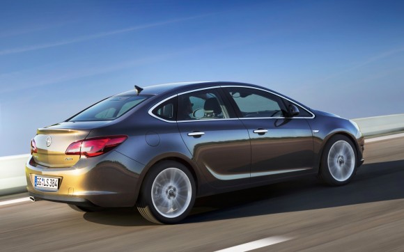 Opel presenta el Astra Sedán