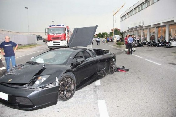 Un Lamborghini Murciélago se estrella contra una motocicleta BMW en Italia