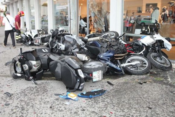 Un Lamborghini Murciélago se estrella contra una motocicleta BMW en Italia
