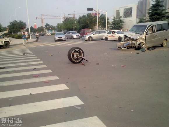 Un Bentley Continental GT pierde sus ruedas traseras en China