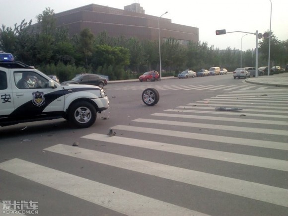 Un Bentley Continental GT pierde sus ruedas traseras en China