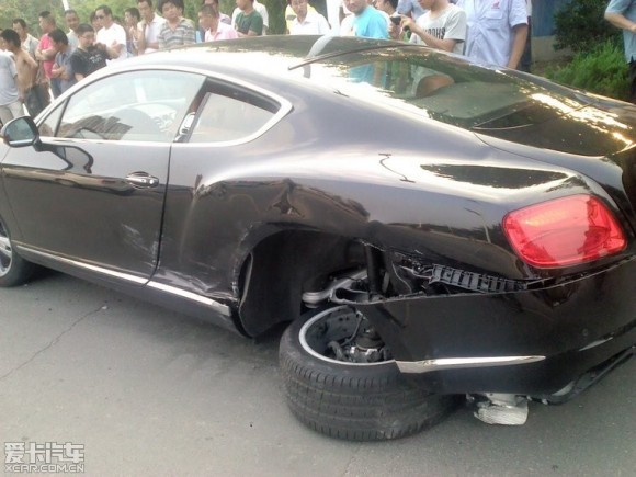 Un Bentley Continental GT pierde sus ruedas traseras en China