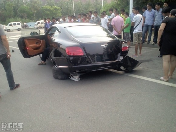 Un Bentley Continental GT pierde sus ruedas traseras en China