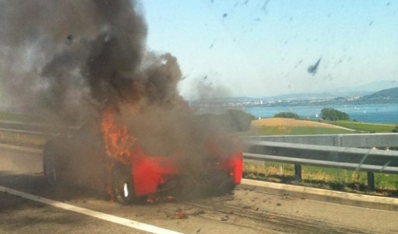 Arde un Ferrari 458 Italia en una carretera Suiza