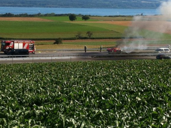 Arde un Ferrari 458 Italia en una carretera Suiza