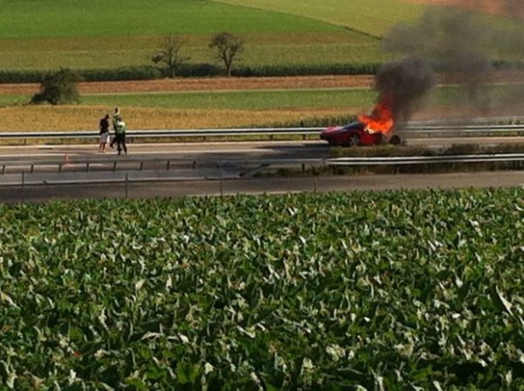 Arde un Ferrari 458 Italia en una carretera Suiza