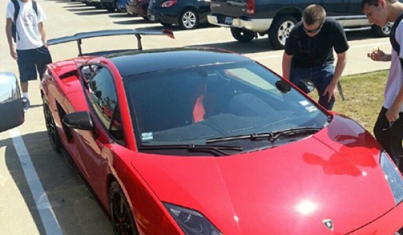 Un chaval de 15 años conduce su Lamborghini edición limitada al instituto