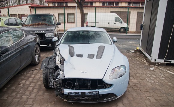 Destrozan un Aston Martin V12 Vantage en la República Checa