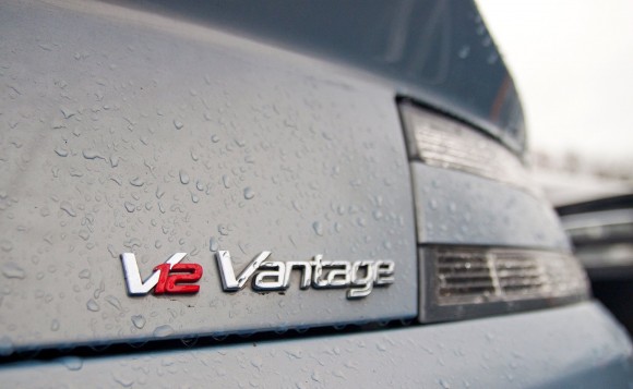 Destrozan un Aston Martin V12 Vantage en la República Checa