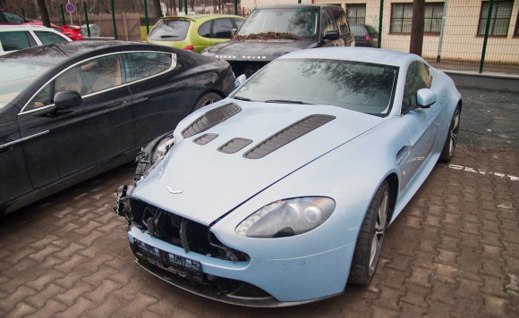 Destrozan un Aston Martin V12 Vantage en la República Checa