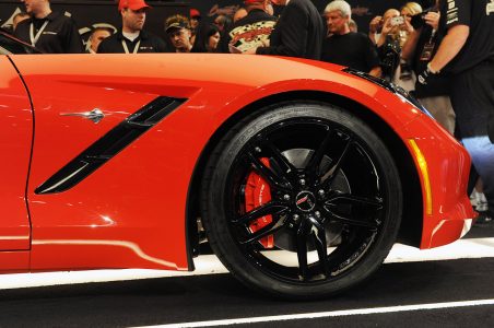 Barret-Jackson vende la primera unidad del Corvette Stingray