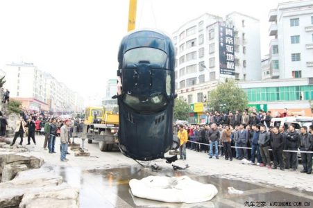 Mercedes SLS AMG, boca abajo en un estanque chino