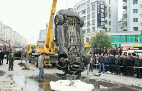 Mercedes SLS AMG, boca abajo en un estanque chino