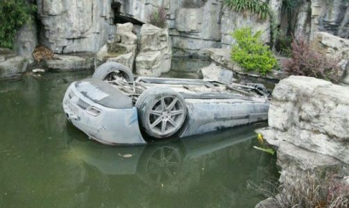 Mercedes SLS AMG, boca abajo en un estanque chino