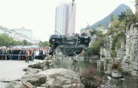 Mercedes SLS AMG, boca abajo en un estanque chino