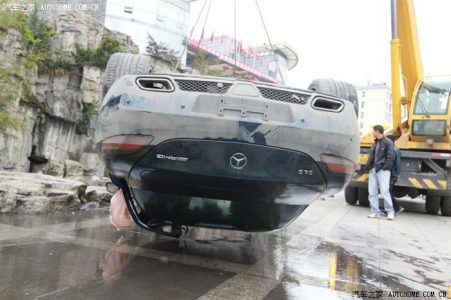Mercedes SLS AMG, boca abajo en un estanque chino