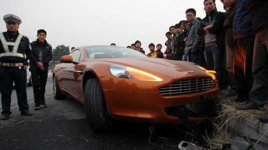 Destrozan un Aston Martin Rapide en China