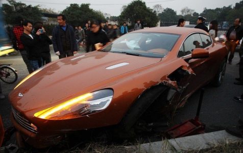 Destrozan un Aston Martin Rapide en China