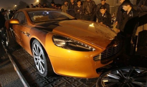 Destrozan un Aston Martin Rapide en China