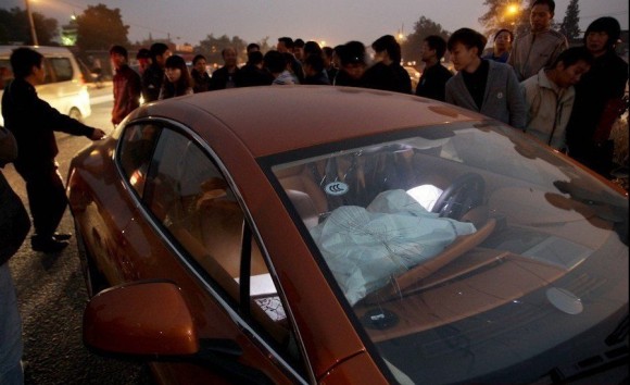 Destrozan un Aston Martin Rapide en China