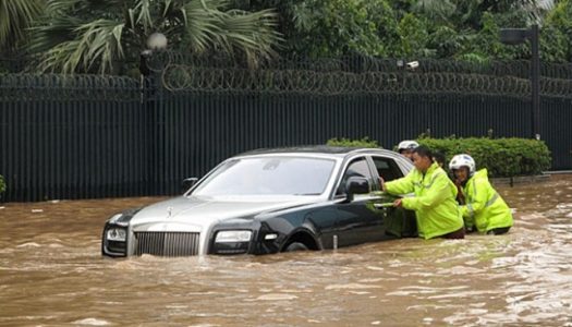 Inundan un Rolls-Royce Ghost en Indonesia