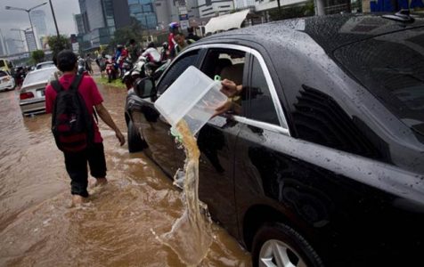 Inundan un Rolls-Royce Ghost en Indonesia