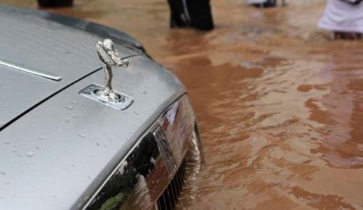 Inundan un Rolls-Royce Ghost en Indonesia